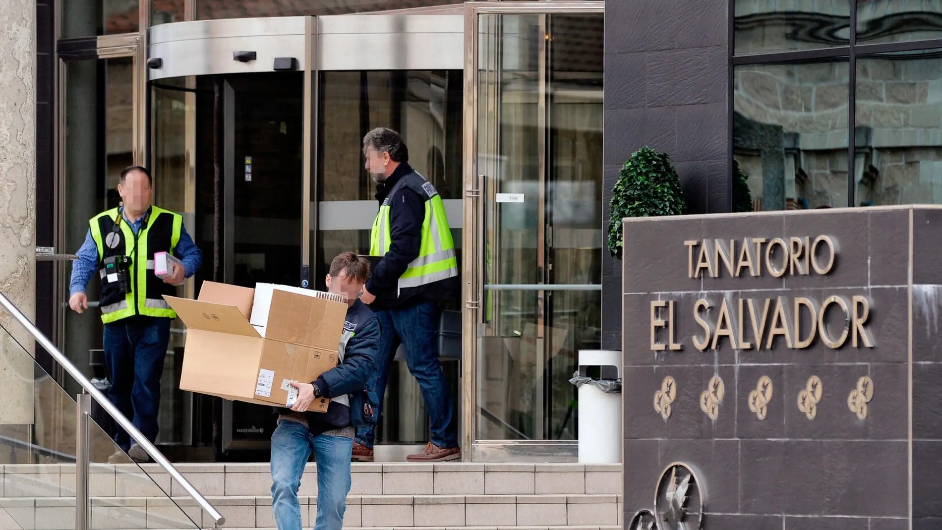 Efectivos de la Policía Nacional a las puertas del tanatorio El Salvador, en Valladolid