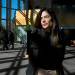 La portavoz de la Asamblea, Clara Serra a las puertas de la institución