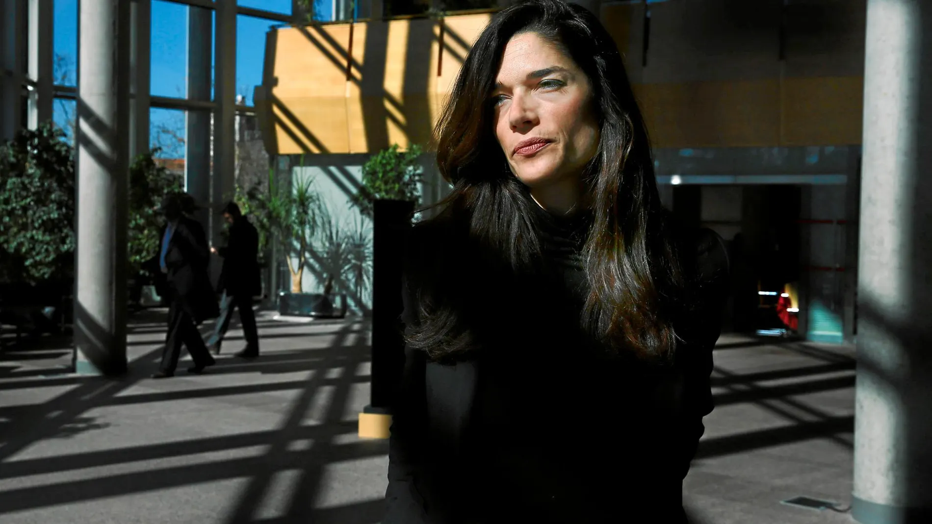 La portavoz de la Asamblea, Clara Serra a las puertas de la institución