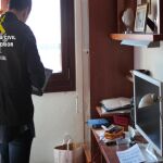 Imagen de un agente analizando archivos delictivos