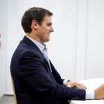 El presidente de Ciudadanos, Albert Rivera, durante la rueda de prensa posterior a la reunión del Comité Permanente del partido celebrada hoy en la sede madrileña de la formación naranja / Foto: Efe