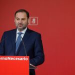 El secretario de Área del PSOE y ministro de Fomento, José Luis Ábalos, durante la rueda de prensa posterior a la reunión de la Ejecutiva Federal de la formación celebrada este lunes en Madrid/ Foto: Efe