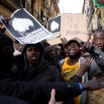 Tres policías heridos tras ser atacados por senegaleses