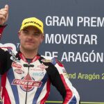 El piloto británico de Moto2 Sam Lowes (Kalex), que se ha impuesto en el Gran Premio de Motorland Aragón disputado en el circuito de Alcañiz (Teruel), muestra su alegría en el podio de la carrera.