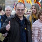 El diputado de JxCat Jordi Turull (c) y la expresidenta del Parlamento de Cataluña Carme Forcadell (d) asisten a una manifestación