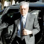 El ex presidente de la CAM, Modesto Crespo, a su llegada ayer a la Audiencia Provincial de Alicante, donde comenzó el juicio