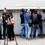 Fotógrafos y cámaras graban el interior del almacén municipal donde se guardan las urnas pertenecientes al Estado