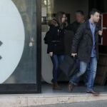 Agentes de la Guardia Civil, salen de la sede de la Assemblea Nacional Catalana (ANC)/Efe