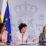 Las ministras de Hacienda María Jesús Montero (i), ministra Portavoz Isabel Celaá (c), y de Economía Nadia Calviño, durante la rueda de prensa posterior al consejo de ministros. Foto: Efe