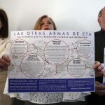 La expresidenta de la Fundación de Víctimas del Terrorismo, Maite Pagazaurtundua (i); la presidenta de Covite, Consuelo Ordóñez (c), y Fernando Savater (d), presentan el manifiesto "Por un fin de ETA sin impunidad"en abril de 2017. Foto: EFE/Juan Herrero, archivo.