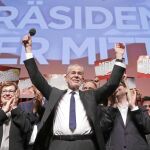 Alivio en Bruselas. Alexander van der Bellen celebra su victoria junto a sus simpatizantes, anoche en Viena