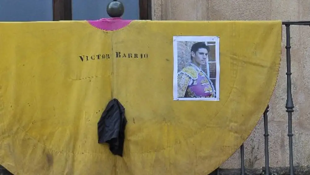 Señal de luto por el fallecimiento de Víctor Barrio