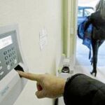 Fichar en el trabajo será obligatorio desde el domingo, aunque su implantación en las pymes está resultando muy complicada. Foto: Cristina Bejarano