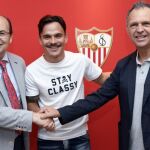 Roque Mesa, con el presidente y director deportivo del club