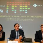 El consejero de Sanidad, Sáez Aguado, participa en la jornada «La amenaza de la resistencia antimicrobiana»