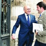 Jesús Julio Carnero saluda a Juan Carlos Suárez-Quiñones antes del comienzo de su jornada conjunta de trabajo
