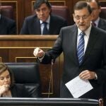 El presidente del Gobierno, Mariano Rajoy (d), junto a la vicepresidenta, Soraya Sáenz de Santamaría, durante su intervención en la sesión de control