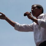 El líder opositor Juan Guaidó habla ante cientos de opositores que se manifiestan en las calles de Caracas (Venezuela) este miércoles. EFE/Miguel Gutiérrez