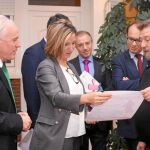 Alicia García, momentos antes de la reunión que mantuvo que miembros de entidades sociales de Palencia