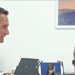 El médico explica al paciente los detalles de los procesos médicos con la ayuda de una interpréte a través de la conexión on-line