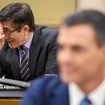 «Doceava legislatura». El líder del PSOE, Pedro Sánchez (en la imagen en primer plano), incurrió ayer en el lapsus lingüístico de referirse a la duodécima legislatura como «doceava», un desliz que ya cometió en su día el ministro socialista de Cultura, Javier Solana