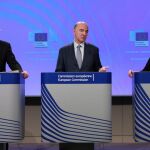 El vicepresidente de la CE para el Euro y el Diálogo Social, Valdis Dombrovskis (i); el comisario de Asuntos Económicos, Pierre Moscovici, y la comisaria europea de Empleo, Marianne Thyssen, durante la rueda de prensa en la sede de la CE.