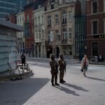 Soldados del ejército belga patrullan las inmediaciones de la sede de la Comisión Europea en Bruselas