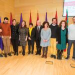 Foto de familia de la presidenta de las Cortes, Silvia Clemente, con los artistas becados y el publicista Luis Bassat