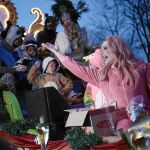 Carroza «Por la diversidad» de la cabalgata de Reyes que desfiló en el barrio madrileño de Vallecas