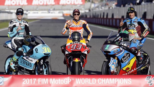Los campeones del mundo de motociclismo en las categorias de MotoGP, Marc Marquez (c), Moto2, Franco Morbidelli (d) y Moto3, Joan Mir (i) , posan para la prensa.EFE