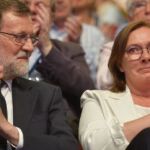 Rajoy, sentado junto a su esposa, Elvira Fernández, en la primera fila del auditorio