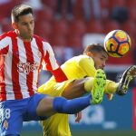 El centrocampista mexicano del Villarreal Jonathan dos Santos disputa un balón con el centrocampista del Sporting de Gijón Isma López