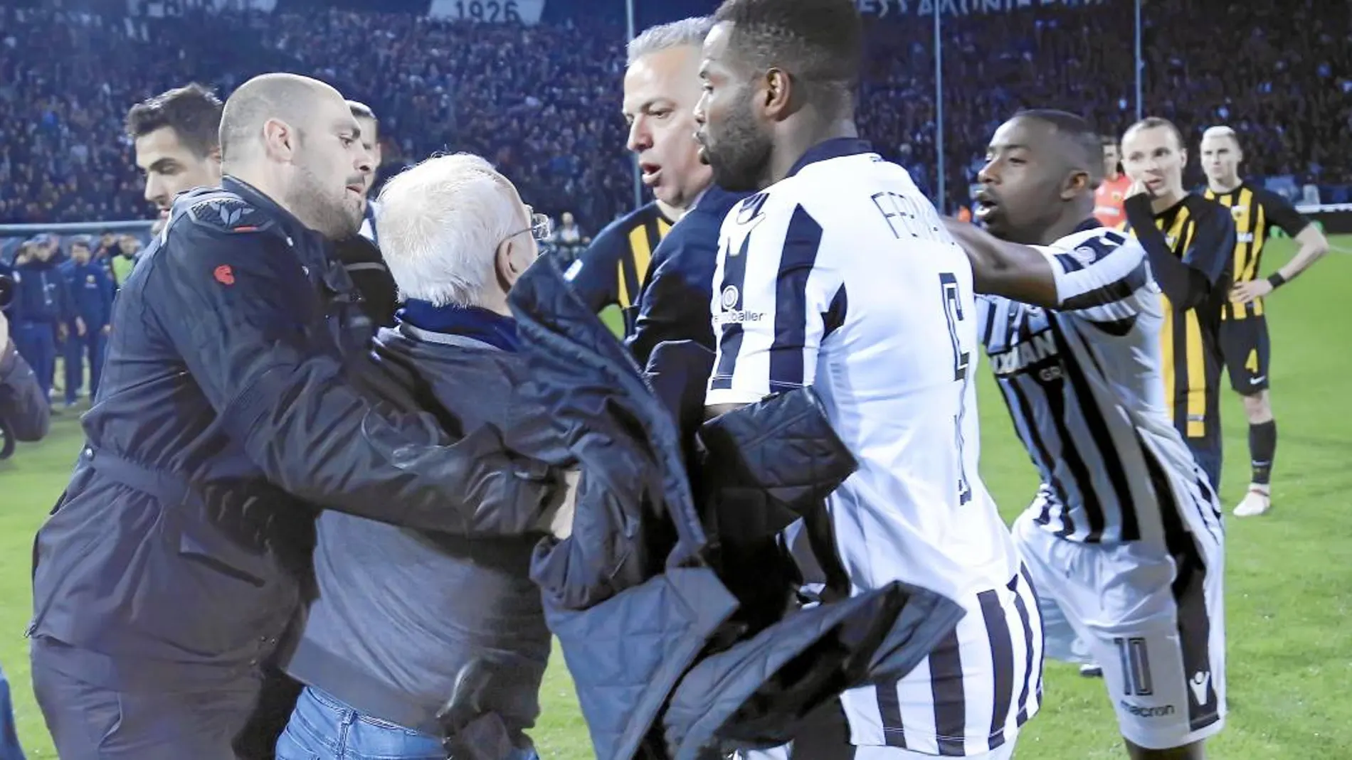 Cuando el árbitro decidió anular el tanto del PAOK por fuera de juego, el presidente Savvidis entró en el terreno de juego, pistola al cinto, y la montó