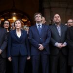 La presidenta del Parlament, Carme Forcadell (2i), acompañada por el presidente de la Generalitat, Carles Puigdemont (c); el vicepresidente, Oriol Junqueras (2d); el expresidente Artur Mas (d); el portavoz de JxS, Jordi Turull (i), otros miembros del gobierno catalán y otros cargos electos del soberanismo