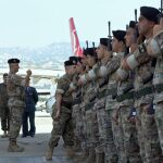 La ministra de Defensa, Margarita Robles, pasa revista a las tropas del ejército libanés en el aeropuerto de Beirut/Foto: Efe