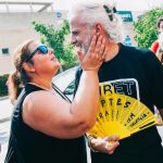 Una mujer saluda al exgerente de Imelsa Marcos Benavent, ayer a su llegada a los Juzgados de Valencia
