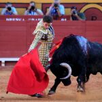 El diestro Ginés Marín, que cortó una oreja, da un pase con la muleta al primero de su lote, durante la primera corrida de la Feria de Algeciras celebrada esta tarde en la plaza de toros de Las Palomas de la localidad gaditana. EFE/A. Carrasco RagelEFE