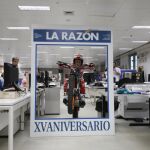 Toni Bou, con su moto, en la redacción de LA RAZÓN.