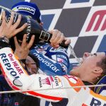 Márquez y Lorenzo bromean con el cava en el podio de Motorland