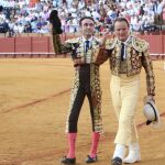 Enrique Ponce junto a su picador Manuel Quinta dando la vuelta al ruedo en la pasada Feria de San Miguel en Sevilla