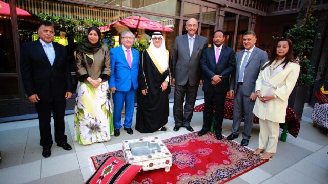 El embajador S. A. el Príncipe de Arabia Saudí, Mansour Bin Khalid A. Alfarhan Al-Saud (centro), acompañado de los embajadores de la Liga Árabe, Omán, Palestina, Egipto y Sudán