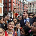 El alcalde de Valladolid, Óscar Puente, s ehace un “selfie” con los jóvenes artistas participantes