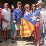 El presidente acudió a una fiesta de exaltación independentista, organizada en Cadaqués por la periodista Pilar Rahola, en la que se arrancó a cantar «Let it be» de los Beatles