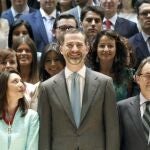 El Príncipe junto al presidente del Tribunal Constitucional, Pascual Sala; el presidente del Tribunal Supremo, Gonzalo Moliner; la número 1 de la promoción; el presidente de la Generalitat, Artur Mas; la vicepresidenta del Gobierno, Soraya Saenz de Santamaría, y la presidenta del Parlament de Cataluña, Núria de Gispert