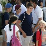 Los hijos de la infanta Cristina e Iñaki Urdangarin (de izda a dcha), Miguel, Pablo Nicolás, Juan Valentín e Irene, junto a su prima Victoria Federica (de espaldas), a su llegada a la escuela de Calanova (Mallorca)