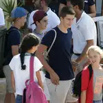 Los hijos de la infanta Cristina e Iñaki Urdangarin (de izda a dcha), Miguel, Pablo Nicolás, Juan Valentín e Irene, junto a su prima Victoria Federica (de espaldas), a su llegada a la escuela de Calanova (Mallorca)