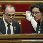El diputado de JxCat, Jordi Turull y la diputada de ERC, Marta Rovira, durante el pleno del Parlament