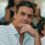 El secretario general del PSOE, Pedro Sánchez, el candidato socialista a la Presidencia de la Xunta de Galicia, Xoaquín Fernández Leiceaga, durante el acto político celebrado hoy en la localidad de Oroso