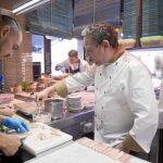Albert Adrià prepara un plato en su restaurante de Barcelona