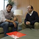 El presidente de la gestora del PSOE, Javier Fernández (i), y el primer secretario del PSC, Miquel Iceta (d), durante la reunión que mantuvieron en la sede de la calle Ferraz
